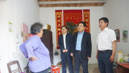 集團副總經理、水泥股份黨委書記王建超到江老家村、元圩村扶貧慰問