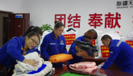 天業水泥產業向南疆貧困地區捐贈衣物